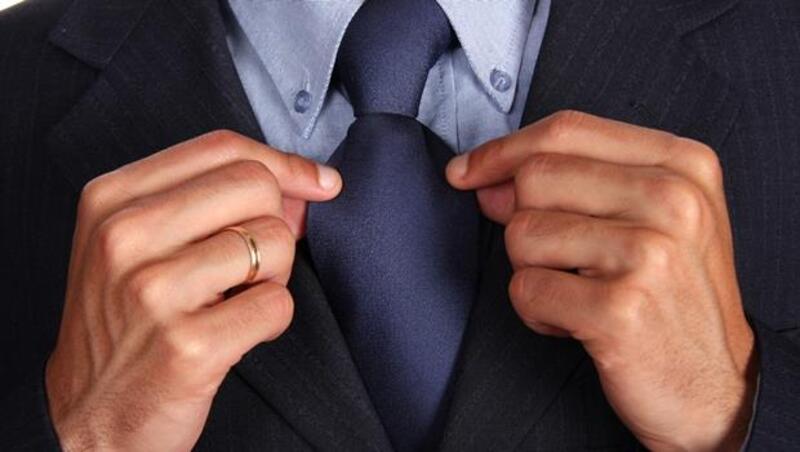 挑錯領帶就像「講錯話」》同樣都是藍色，想看起來專業該選「深藍」還是「亮藍」？
