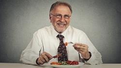 想要有錢，先擺脫「非一起行動不可」的魔咒！有錢人都在奉行的「獨食法則」