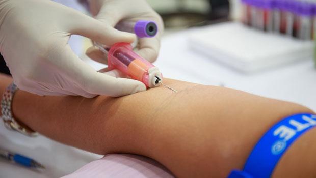 抽血被病人嫌慢就算了 醫護人員血淚告白 被 針扎 一次 付出的代價可能是感染b肝 Hiv 良醫讀書會 良醫健康網