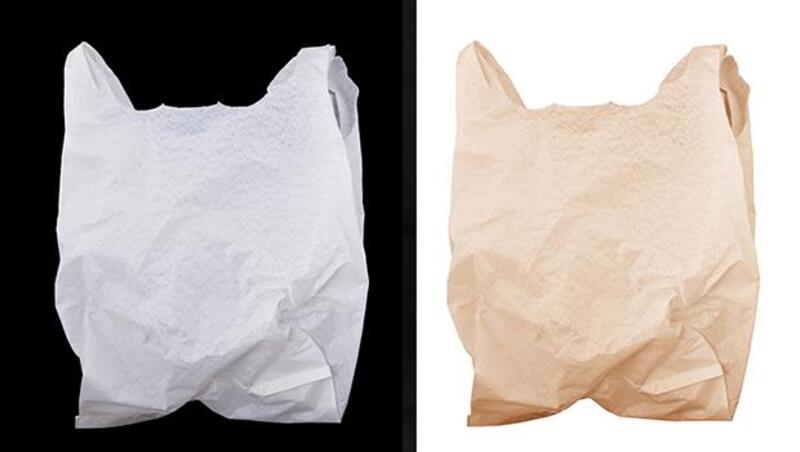 大家都錯了！一張圖告訴你：其實用紙袋不一定比塑膠袋更環保