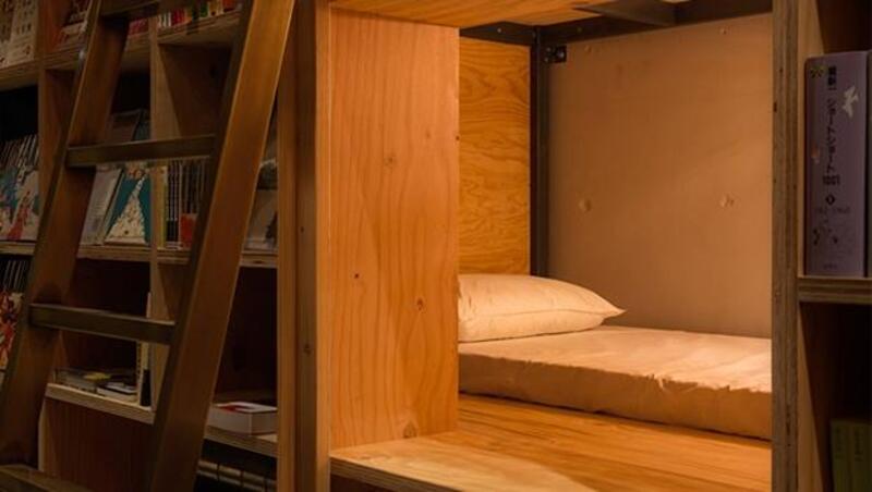 書店不只能看書還能住宿！東京這家膠囊旅館讓你睡在書架上