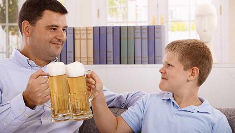 荷蘭爸爸：如果小孩早晚會碰酒精，為何不讓他們在家學著喝？