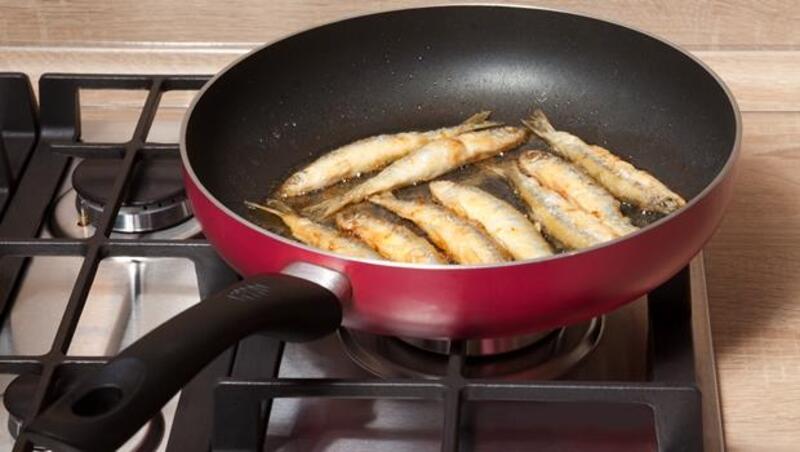 煎魚讓你家充滿油煙魚腥味？煮一鍋●●●，就能把異味通通帶走