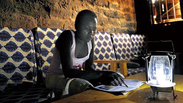 SolarAid 發明太陽能燈為貧窮線下的非洲民眾使用
