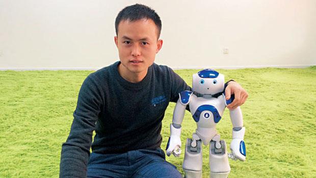 圖靈機器人創辦人俞志晨與Aldebaran 合作開發NAO( 右) 要打造最懂中文的機器人。