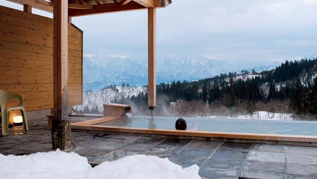 公共浴池「天の川」面對日本百岳之一的卷機山，毫無遮蔽的視野彷彿在懸崖邊泡湯。
