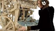 柏青哥可以這樣用？瑞典音樂家用2千顆小鋼珠組超大樂器，打造一人交響樂團