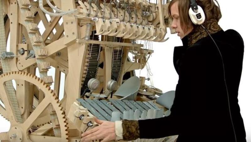 柏青哥可以這樣用？瑞典音樂家用2千顆小鋼珠組超大樂器，打造一人交響樂團