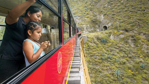 火車乘客正在欣賞峽谷景觀，接下來正要經過的隧道，是鑿穿一座死火山而興建完成的。