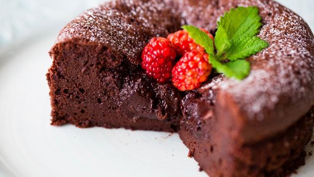 不用麵粉也能做蛋糕！母親節自製甜點店等級「巧克力蛋糕」，6步驟完成
