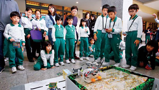 「各位同學，請往後站一點！」WRO國際奧林匹克機器人大賽，世界3大賽之一，去年國內賽得獎團隊示範時，熱門到老師得維持秩序。