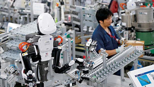 研發和人一同工作的機器人，是日本優勢之一，不但能因應高齡少子化，還是安倍刺激經濟的關鍵武器。