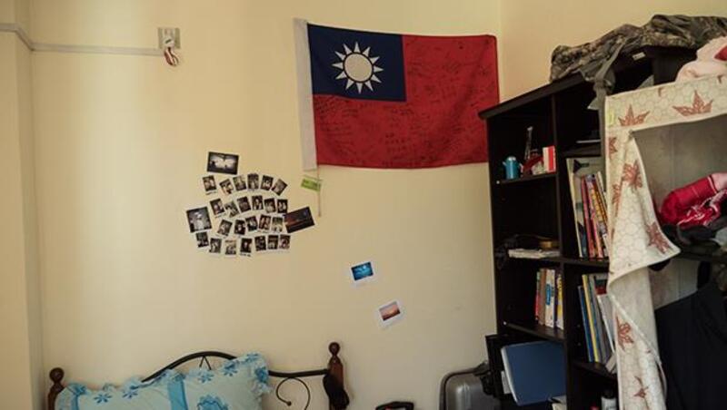 緬甸現場》房間裡的國旗