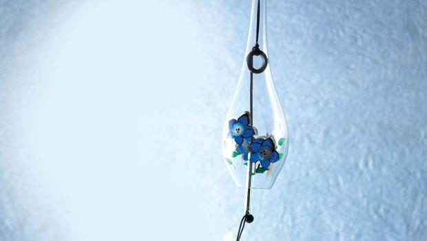 利用玻璃棒將熔化的玻璃捲起來宙吹而成的江戶風鈴。復刻版風鈴（5,250日圓）音色充滿江戶情調。