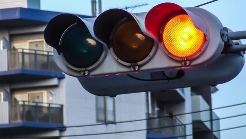 未來自動駕駛普及後，第一個消失的竟然是紅綠燈？