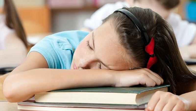 學生上課睡覺該管嗎？老師的無奈：只能把不愛上課的學生當「閒雜人等」