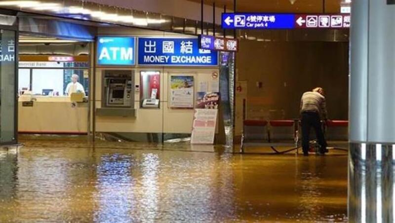 桃機地下道積水 交通大亂 B2美食街也淹水