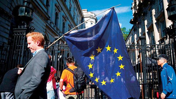 1990 年代英國首相梅傑就拒絕加入歐元區，並批評歐元是「政治考量凌駕經濟理性」，可見英國與歐盟從一開始已貌合神離。