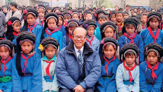 李嘉誠赴中國貴州探訪學童，強調「大山再高，也擋不住知識。」