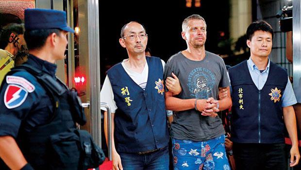 一銀盜領案外籍主嫌雖已落網（右2），卻暴露台灣ATM 系統的不堪一擊，對高喊發展金融科技的政府是個警訊。