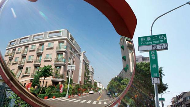 台南市新房屋稅加碼，屋齡15 年內房屋都是課稅目標，也引起台北市研擬跟進，想對屋齡30 年內房屋加稅。