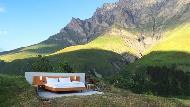 真的只有一張床！這家阿爾卑斯山的旅館，無牆無天花板住一晚還要7千元