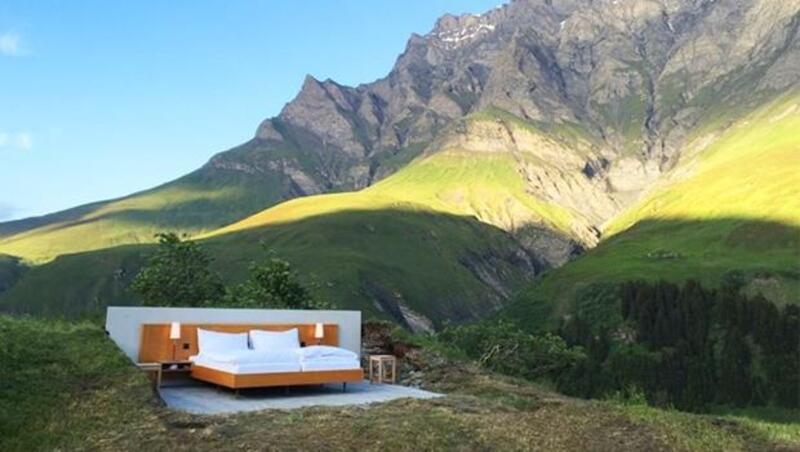 真的只有一張床！這家阿爾卑斯山的旅館，無牆無天花板住一晚還要7千元
