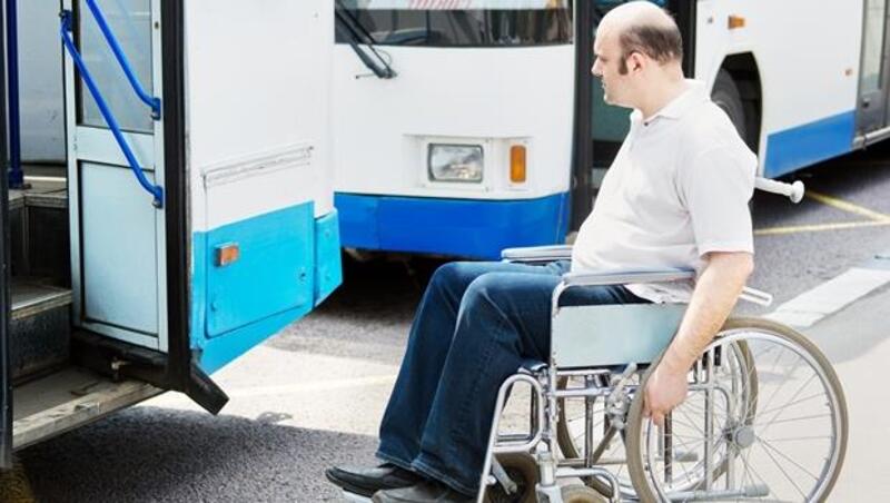 司機免下車！美國公車用「自動升降機」，讓輪椅族靠自己就能上下車