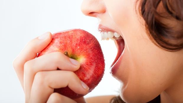 每天一顆蘋果，降身體三把火！內分泌名醫：吃對這3種水果，排毒助減肥