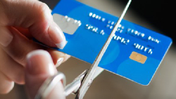 常常為了拿「首刷禮」申請信用卡，禮物拿到就剪卡？別以為這樣對信用沒影響