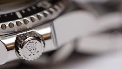 原來勞力士連「膠膜」都值錢！定價20萬的新錶，撕掉表面膠膜，價值剩15萬