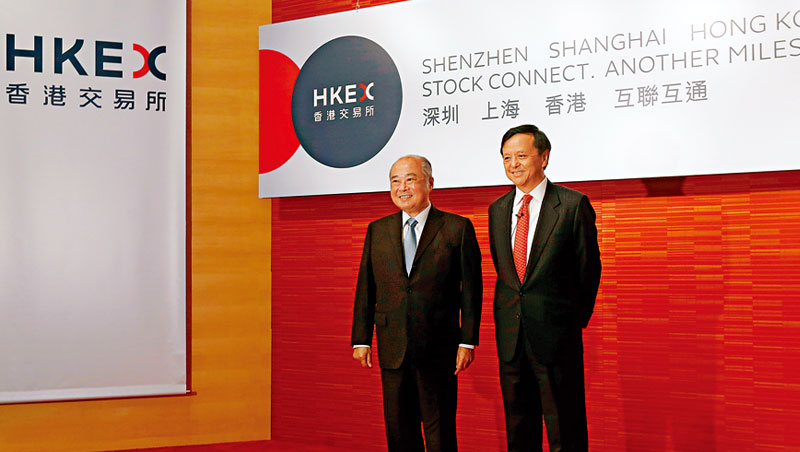 深港通開放，香港股市可能是最先直接受惠的市場。圖為港交所行政總裁李小加( 右)、港交所主席周松崗。