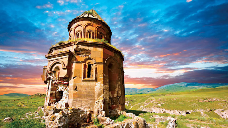 土耳其阿尼考古遺址呈現由基督教、穆斯林王朝先後建立的中世紀古城風貌。
