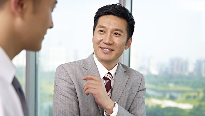 你是職場的「高學歷智障」嗎？台大畢業，考績卻輸給後段班學校，原因是你「不夠投機」