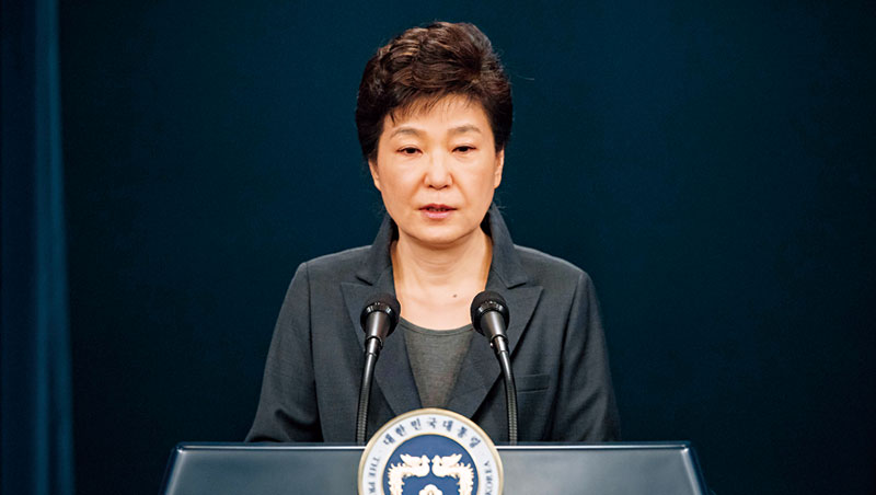 韓國總統朴槿惠為親信干政兩度倉卒道歉，但面無表情，反而點燃年輕人憤怒。