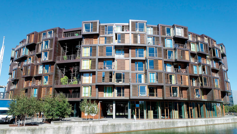 北歐丹麥哥本哈根大學的宿舍，一座類似圓樓的建築，卻有著令人著迷的生活空間，圓樓般的宿舍建築塑造出一種內聚的院落空間感，讓整個宿舍的居住者就有如是在一個大家庭裡。