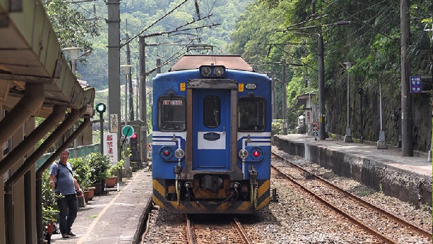 繞遠路的風景 比直達車有趣多了
