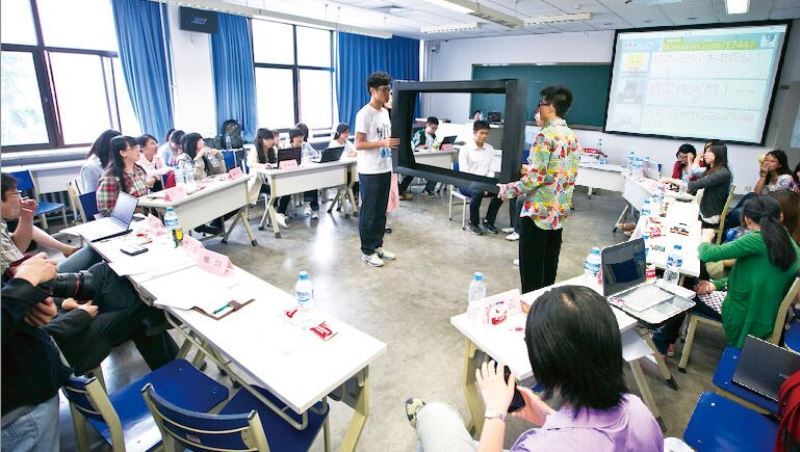 開學前先用微信查同學身家、10分鐘搶光整學期上台時間，一個台灣女孩在北京清華的震撼教育