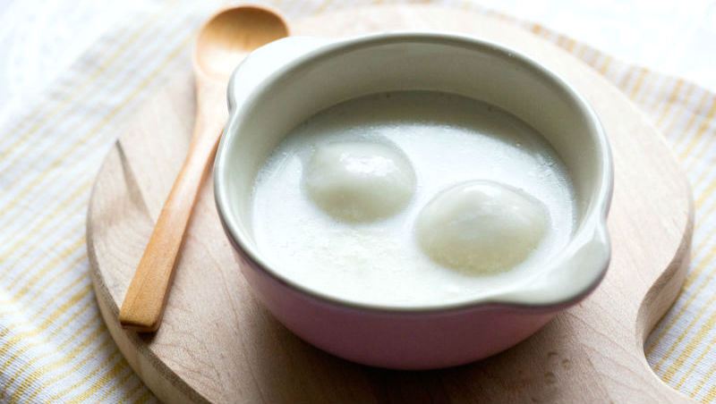 冬至吃「杏仁牛奶湯圓」》用「電鍋」煮出Q彈不易破的湯圓，關鍵在這2點