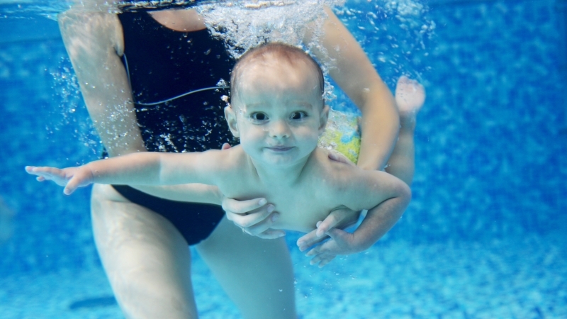 「游泳」這件事不需贏在起跑點！美國小兒科醫學會：4歲後，生理發展才適合學游泳