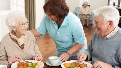 不必再擔心長輩獨自在家！「送餐服務」符合資格就可申請，快來查詢