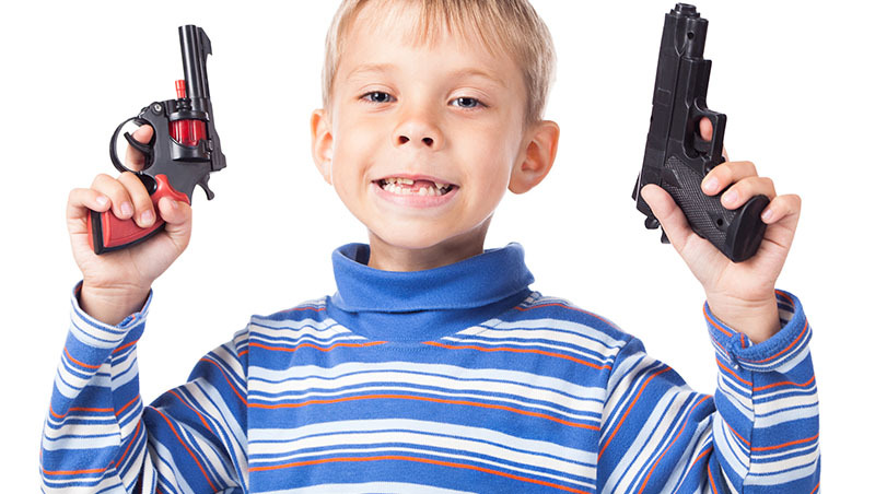 小孩愛拿玩具槍「打打殺殺」會變暴力嗎？父母應該阻止嗎？