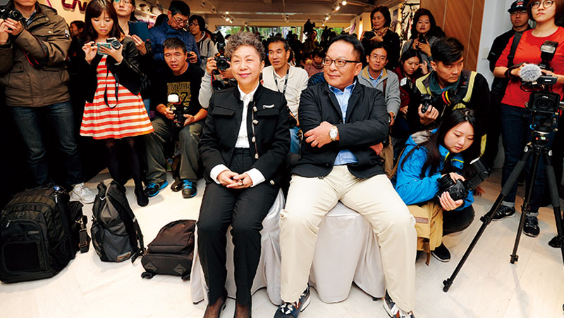 新任董事長杜綉珍(左)、執行長劉湧昌(右)接班後首度與媒體見面,一個穿皮鞋,一個穿球鞋,各自扮演攻與守的領導人角色。 新任董事長杜綉珍(左)、執行長劉湧昌(右)接班後首度與媒體見面,一個穿皮鞋,一個穿球鞋,各自扮演攻與守的領導人角色。