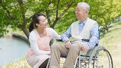 預防失智老人走失》別忘了申請輔具GPS系統，一般戶最高補助5000元