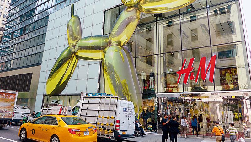 紐約曼哈頓H&M旗艦店結合紐約當代藝術家Jeff Koons的作品塑造品牌形象。