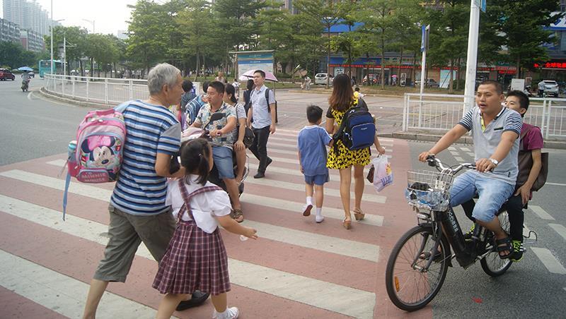 「媽，你怎麼沒提醒我？」台灣校門口最該張貼的告示：嚴禁爸媽幫小孩「送東西」！
