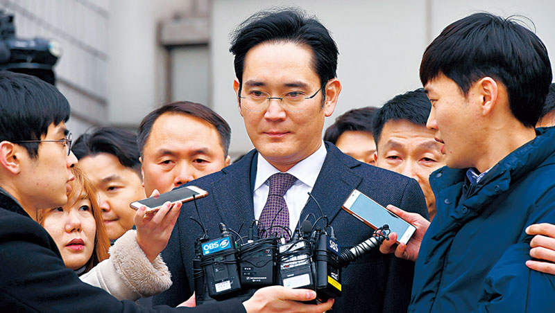 李在鎔（中）致力改善三星威權文化，但近來捲入韓國總統閨蜜行賄案，讓他蒙上陰影。