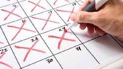 主管說「特定時段」不得申請特休？2017年新法上路，人資專家：公司僅能與你「協商」