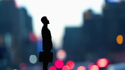 低收入、長工時、一輩子也買不起房子...一場重大車禍，看出「貧困世代」的悲哀