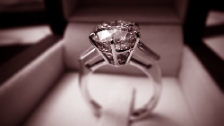 點頭答應求婚前，妳得先留著這份清單...行家的「12星座最適鑽石」挑選守則